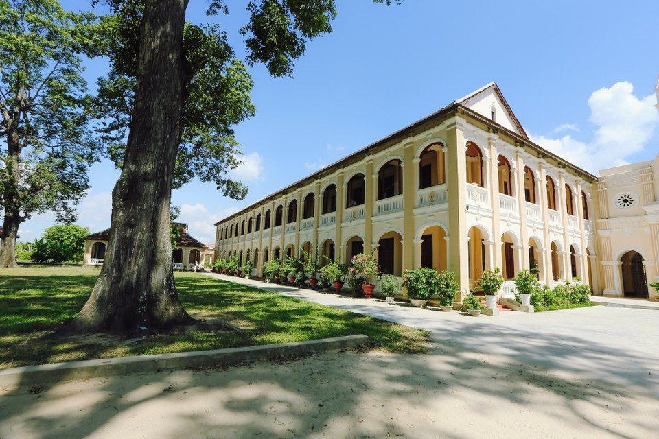 Đây là một trong 3 nhà in sách quốc ngữ đầu tiên ở Việt Nam bao gồm: nhà in Tân Định (Sài Gòn), nhà in Ninh Phú (Hà Nội) và nhà in ở tiểu chủng viện Làng Sông. (Ảnh: Minh Sơn/Vietnam+)