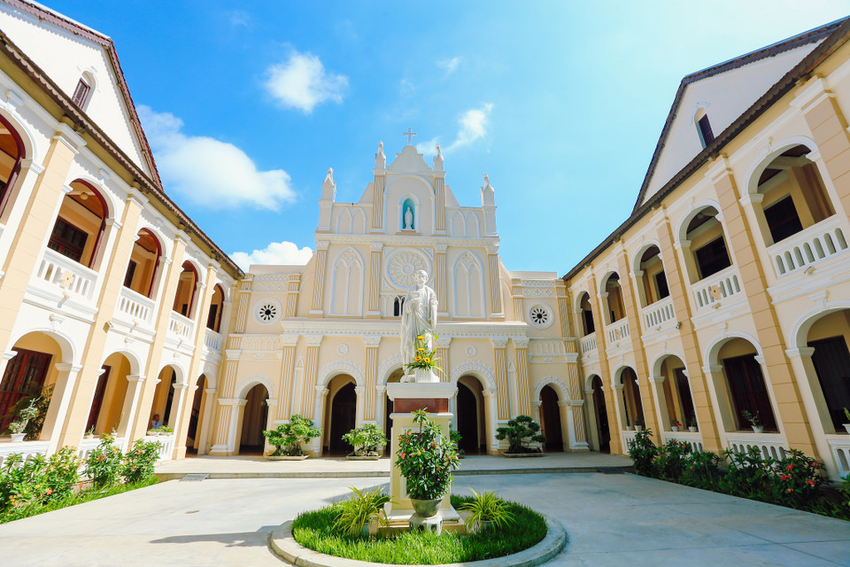 Phần chính diện của nhà thờ được trang trí bằng những khung ô đối xứng, các bông gió trang trí, và những hoa văn họa tiết, cổng vòm nhọn quen thuộc trong lối xây dựng kiến trúc Thánh đường. (Ảnh: Minh Sơn/Vietnam+)