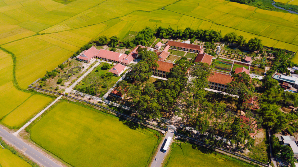Nhà Thờ Làng Sông là tên gọi thân quen mà người dân đặt cho Tiểu Chủng Viện Làng Sông, tọa lạc tại thôn Quảng Vân, xã Phước Thuận, huyện Tuy Phước, tỉnh Bình Định. (Ảnh: Minh Sơn/Vietnam+)