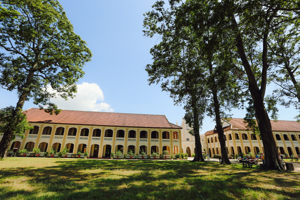 Theo nhiều tài liệu, riêng trong năm 1922, dưới sự điều hành của cha Maheu, nhà in Làng Sông đã in 18.000 tờ báo định kỳ, 1.000 bản sách các loại, 32.000 ấn phẩm khác, riêng bán nguyệt san Lời Thăm được 1.500 bản, phát hành cả Đông Dương, tổng cộng ấn phẩm của nhà in Làng Sông (Quy Nhơn) trong năm lên đến 63.185 ấn phẩm và 3.407.000 trang in. (Ảnh: Minh Sơn/Vietnam+)