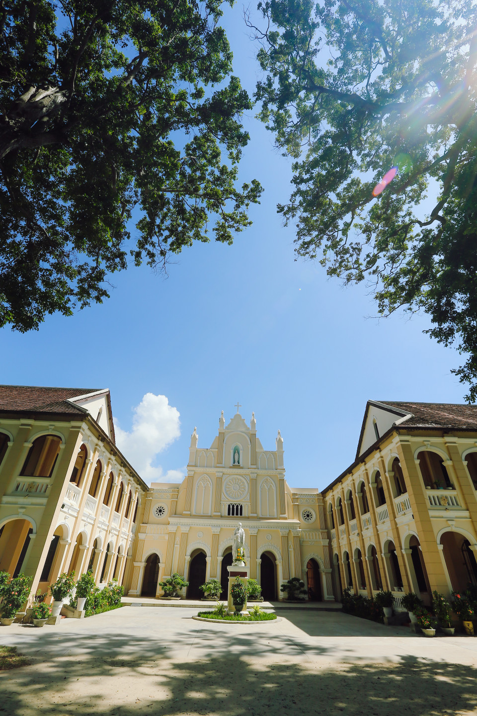 Mặt tiền của nhà thờ Làng Sông thoạt nhìn rất giống với kiến trúc Thánh đường Paul cổ kính ở Macao do người Bồ Đào Nha xây dựng. Tuy không hoành tráng và đồ sộ như Thánh đường Paul, nhưng nhà thờ Làng Sông đến nay vẫn giữ gần như nguyên vẹn từng nét kiến trúc ngày xưa để lại. (Ảnh: Minh Sơn/Vietnam+)