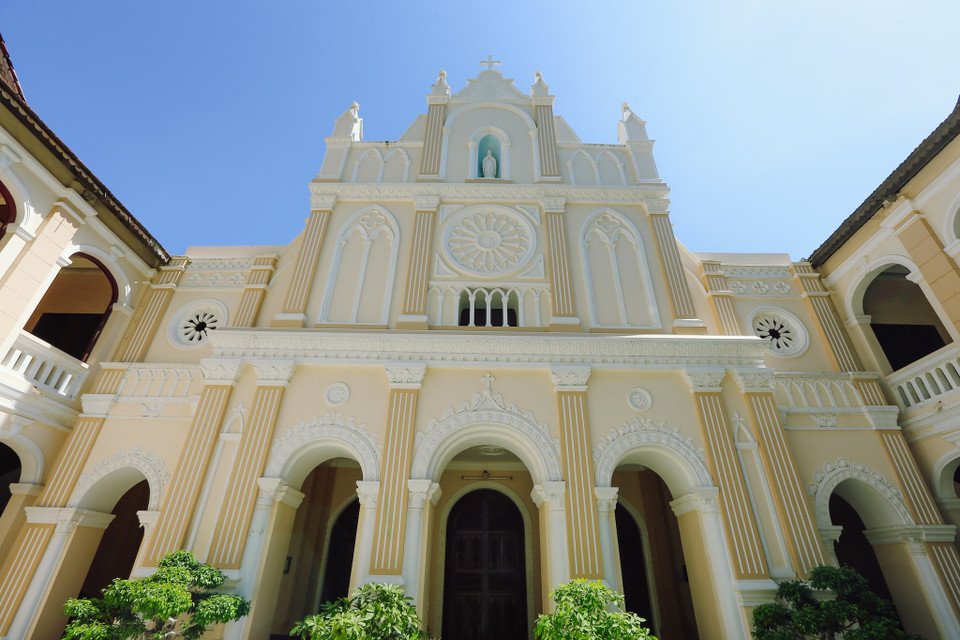 Phần thánh đường Làng Sông là kiến trúc xây dựng xưa nhất so với các kiến trúc còn lại trong khu vực nhà thờ, sau đó nhà thờ Làng Sông được chuyển thành Chủng viện Làng Sông và xây dựng thêm các kiến trúc kế cận để phục vụ cho việc giảng dạy tu sĩ. (Ảnh: Minh Sơn/Vietnam+)