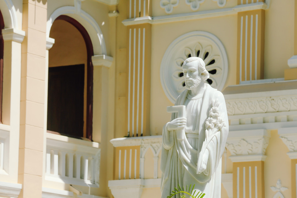 Đã qua nhiều thế kỷ, trải qua nhiều thăng trầm, nhà thờ Làng Sông vẫn giữ được gần như nguyên vẹn những nét kiến trúc cổ xưa với từng bậc cầu thang gỗ, từng khung cửa chạm khắc điêu luyện ở mặt tiền và thánh đường tạo ấn tượng mạnh với du khách ngay khi bước vào nhà thờ. (Ảnh: Minh Sơn/Vietnam+)