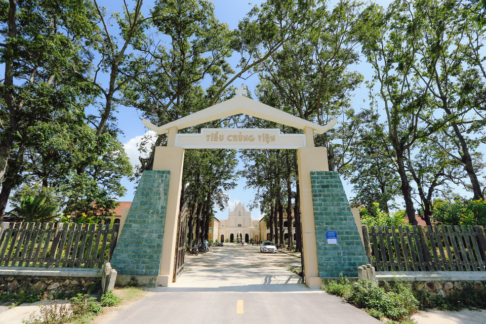 Bước chân đến cổng nhà thờ, nhiều du khách sẽ phải choáng ngợp như bước chân đến các vùng đất của châu Âu thời xưa. (Ảnh: Minh Sơn/Vietnam+)