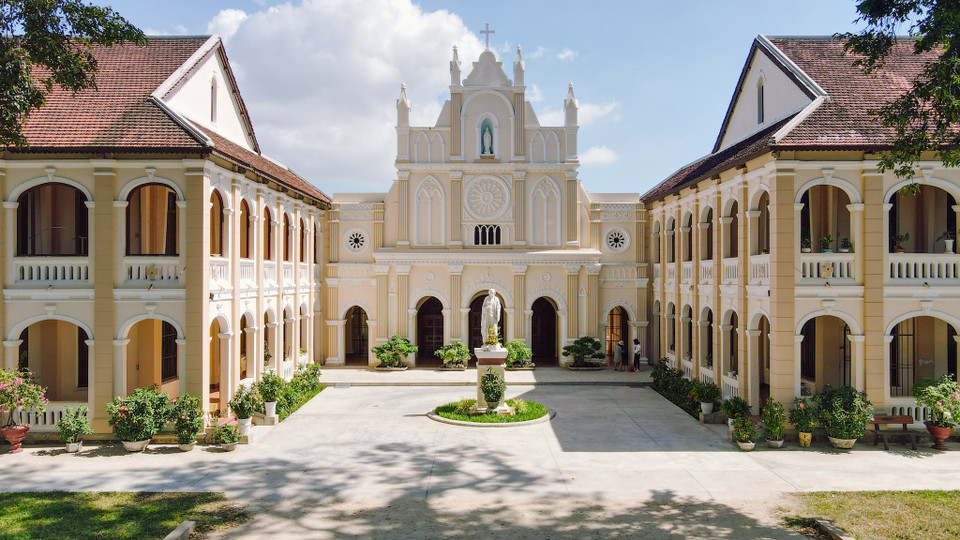 Vì vẻ đẹp vừa nên thơ, vừa cổ kính, nhiều du khách đã lựa chọn nơi đây làm địa điểm tham quan khi ghé thăm Bình Định. (Ảnh: Minh Sơn/Vietnam+)