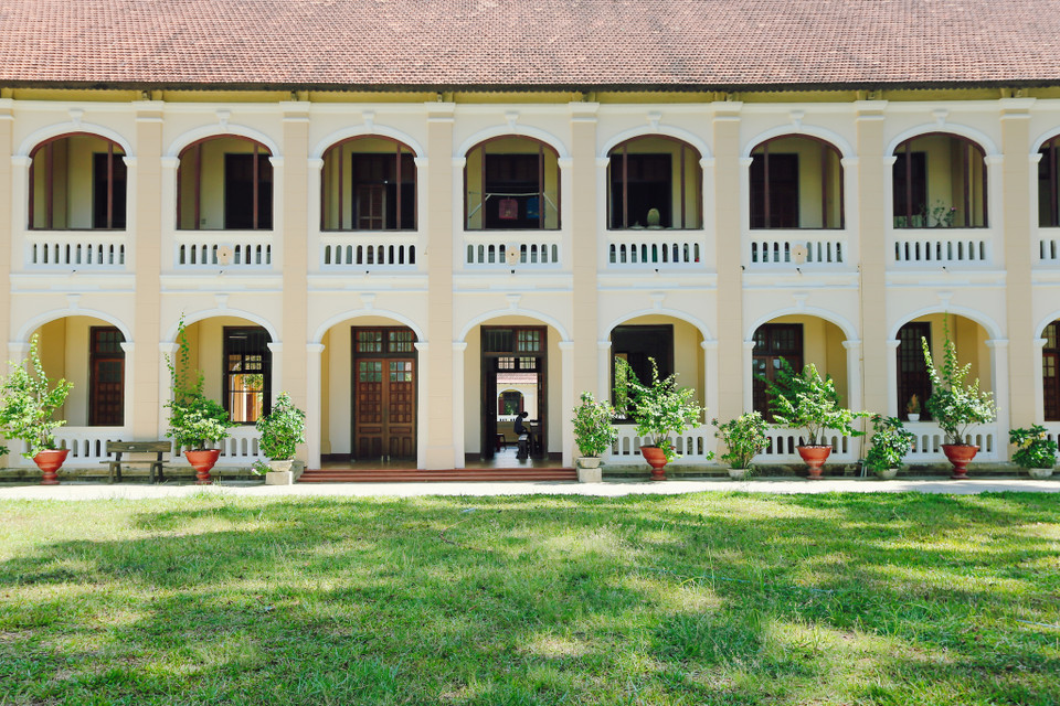 Trong năm 1922, dưới sự điều hành của linh mục Maheu, nhà in Làng Sông đã in 18.000 tờ báo định kỳ, 1.000 bản sách các loại, 32.000 ấn phẩm khác, riêng tờ Lời Thăm (bán nguyệt san) được 1.500 bản, phát hành cả Đông Dương. Nhà in Làng Sông hoạt động cho đến khoảng năm 1936, khi được dời về Quy Nhơn. (Ảnh: Minh Sơn/Vietnam+)