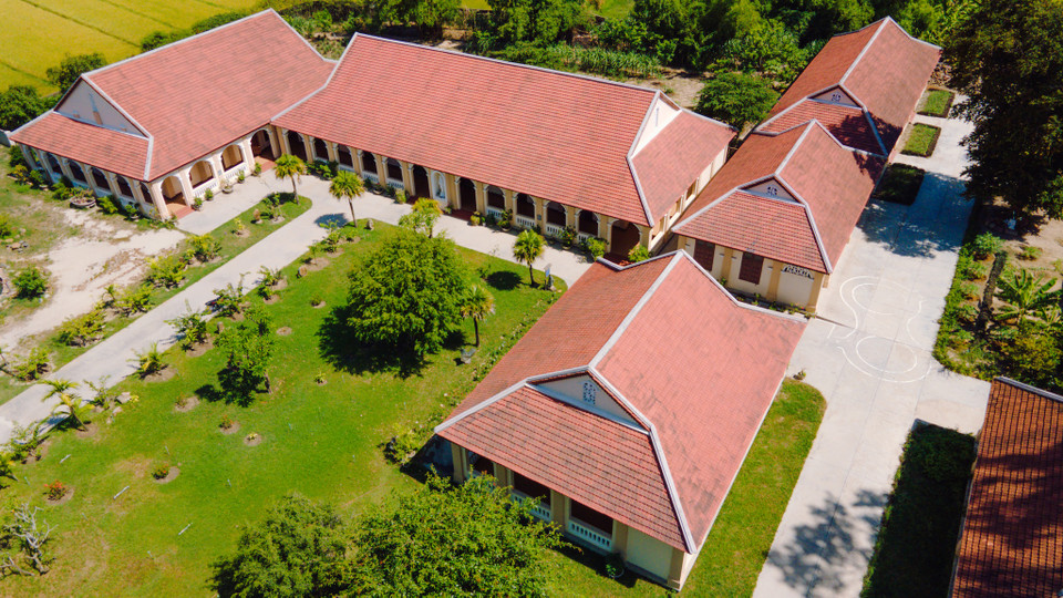 Nhà thờ Làng Sông được xây dựng theo lối kiến trúc Gothic – một lối kiến trúc đặc trưng của người châu Âu trong xây dựng nhà thờ và cung điện. (Ảnh: Minh Sơn/Vietnam+)