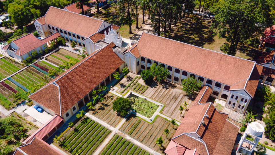 Nơi đây lưu giữ nét cổ kính, mộc mạc, đặc biệt những cây sao cổ thụ tồn tại hàng trăm năm toả bóng mát. (Ảnh: Minh Sơn/Vietnam+)