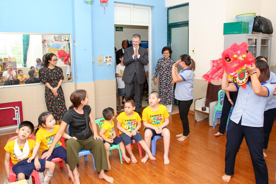 Đại sứ Kritenbrin đã tham quan ngôi trường dành cho các trẻ em khuyết tật trí tuệ và tự kỷ đồng thời tìm hiểu về cuộc sống sinh hoạt và học tập của các em. (Ảnh: Minh Sơn/Vietnam+)