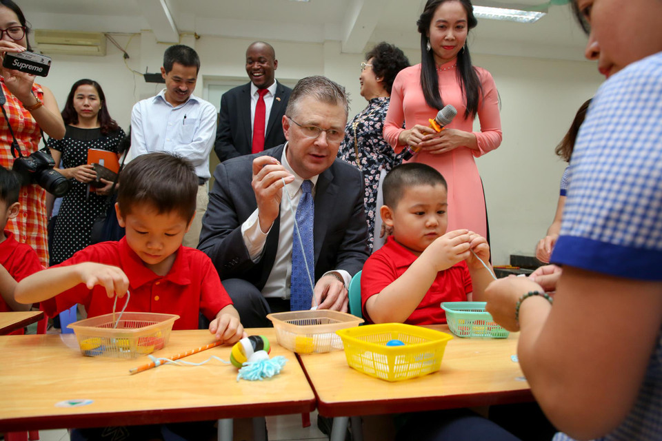 Vị Đại sứ đã cùng với các em nhỏ làm nên những chiếc đèn lồng từ nắp chai nhựa. (Ảnh: Minh Sơn/Vietnam+)