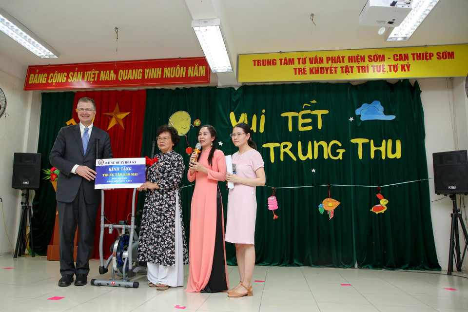 Cũng tại chương trình, thay mặt Đại sứ quán Hoa Kỳ, Đại sứ Daniel Kritenbrink đã tặng Trung tâm Sao Mai một chiếc máy trị liệu phục hồi chức năng. (Ảnh: Minh Sơn/Vietnam+)