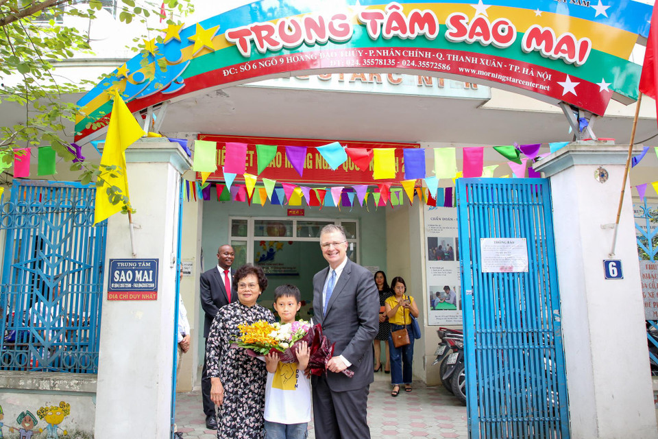 Chiều 4/9, Đại sứ Mỹ tại Việt Nam Daniel Kritenbrink đã tới thăm Trung tâm Sao Mai – Trung tâm chuyên tư vấn phát hiện sớm và chăm sóc trẻ em khuyết tật trí tuệ và tự kỷ tại Hà Nội. (Ảnh: Minh Sơn/Vietnam+)