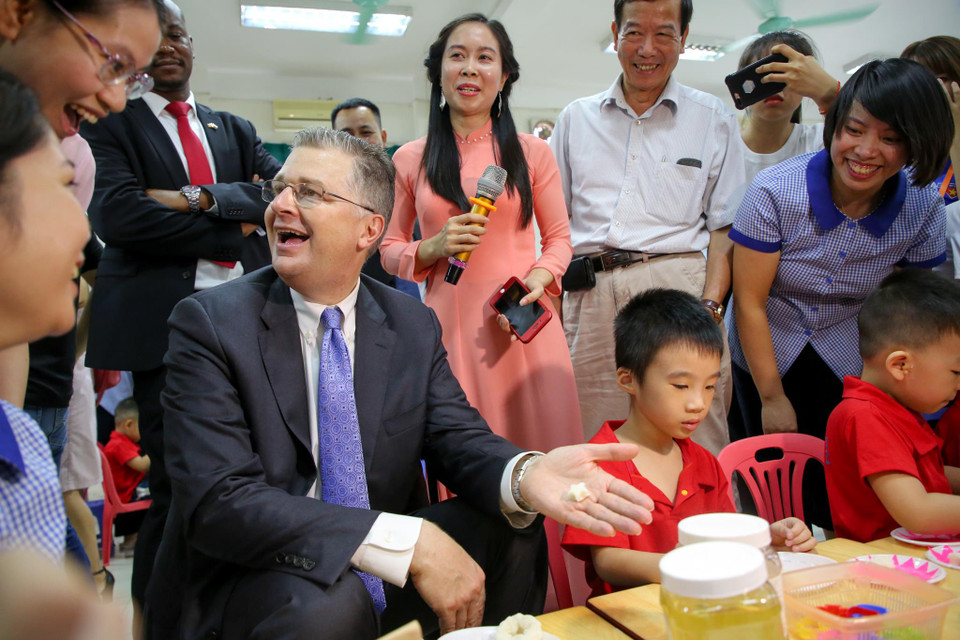 Đại sứ Daniel Kritenbrink tỏ ra hào hứng khi làm những chiếc bánh Trung Thu cùng các em nhỏ. (Ảnh: Minh Sơn/Vietnam+)