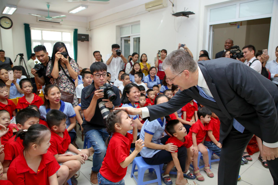 Đại sứ Daniel Kritenbrink đã cùng các em nhỏ tại trung tâm tham gia các hoạt động vui chơi nhân dịp Tết Trung Thu cổ truyền như múa lân, nặn bánh và làm đèn lồng. (Ảnh: Minh Sơn/Vietnam+)