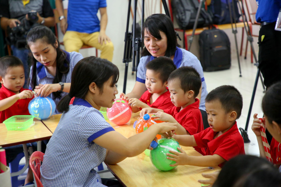 Đại sứ Daniel Kritenbrink chia sẻ: 'Tết Trung Thu là một dịp lễ đặc biệt vì đây là Tết của thiếu nhi và không điều gì quan trọng hơn việc nuôi dưỡng và chăm sóc cho con trẻ chúng ta. Là cha của hai đứa trẻ, tôi thực sự thấu hiểu điều này và cũng vì vậy tôi cảm phục sâu sắc những công việc tuyệt vời mà Trung tâm Sao Mai thực hiện để giúp đỡ trẻ em có nhu cầu đặc biệt.' (Ảnh: Minh Sơn/Vietnam+)