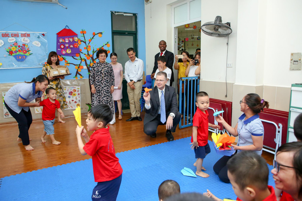 Đại sứ chia sẻ, ông rất vui vì đây mặc dù đây là năm thứ hai ông đón Tết Trung Thu ở Việt Nam trong một ngôi trường đặc biệt. (Ảnh: Minh Sơn/Vietnam+)