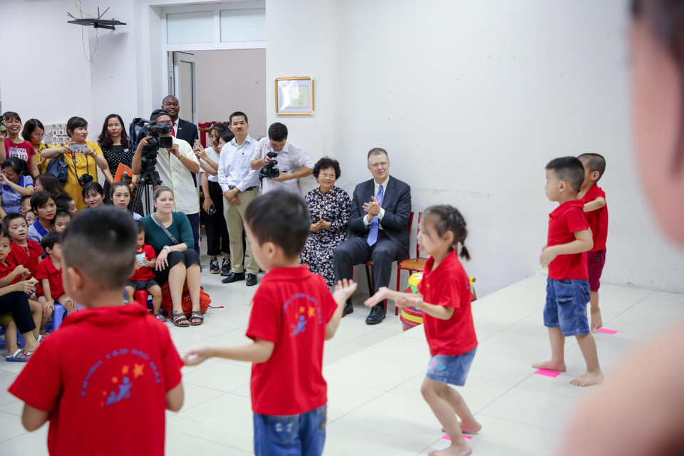 Daniel Kritenbrink là một nhà ngoại giao Mỹ và là một thành viên sự nghiệp của Vụ Ngoại giao cao cấp. Năm 2017, ông đã được Tổng thống Hoa Kỳ Donald Trump chỉ định trở thành Đại sứ Hoa Kỳ tiếp theo tại Việt Nam. (Ảnh: Minh Sơn/Vietnam+)