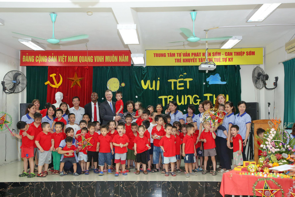 Các em nhỏ tại Trung tâm Sao Mai đã có một ngày Tết Trung thu hết sức ý nghĩa cùng Đại sứ Daniel Kritenbrink. (Ảnh: Minh Sơn/Vietnam+)