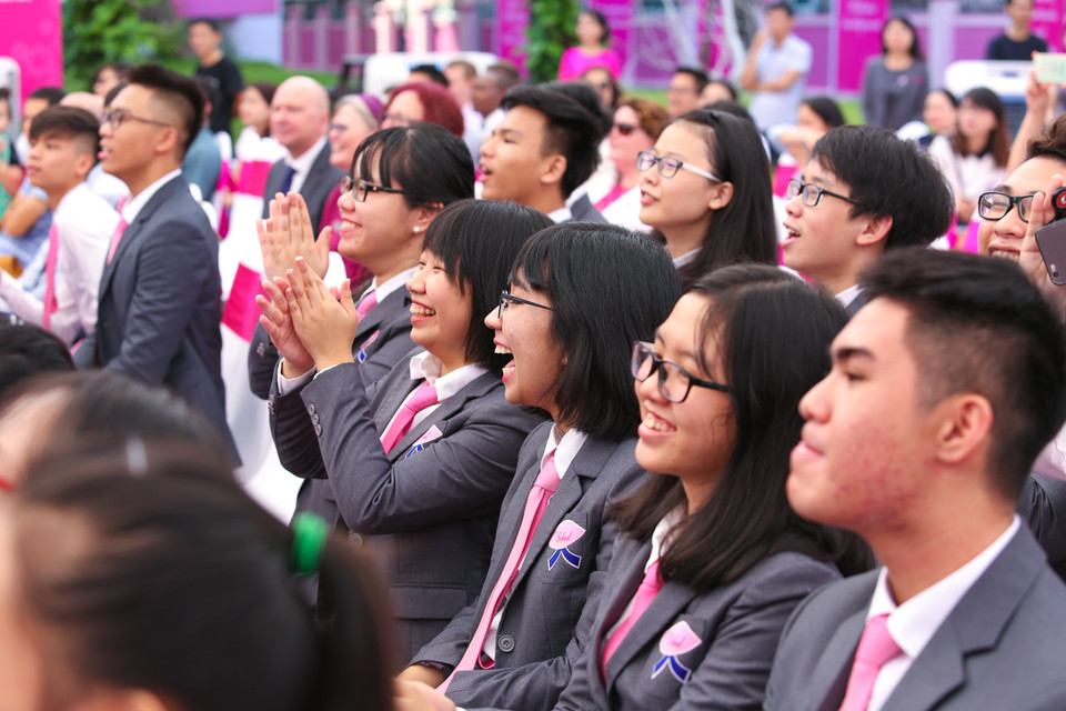 Đây là những học sinh xuất sắc nhất tại trường. Các bạn đã ghi danh tại nhiều cuộc thi uy tín cấp quốc gia, quốc tế như: thẳng tiến Vòng Chung kết Cuộc thi World Scholar’s Cup tại Đại học Yale (Hoa Kỳ); tham gia Vòng Chung kết Cuộc thi tranh biện quốc gia Trường Teen VTV7; lọt vào Vòng Bán kết Cuộc thi ý tưởng kinh doanh xã hội AYSPP 2017 tại Indonesia,…. (Ảnh: Minh Sơn/Vietnam+)