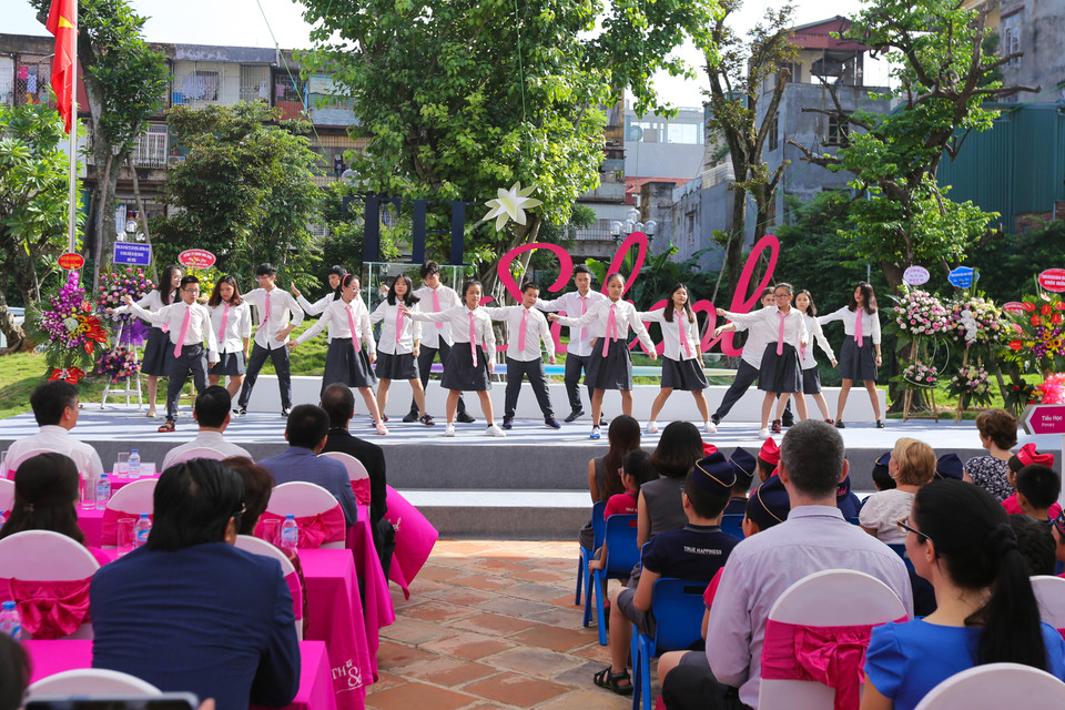 Màn văn nghệ của những bạn học sinh cấp 3. (Ảnh: Minh Sơn/Vietnam+)