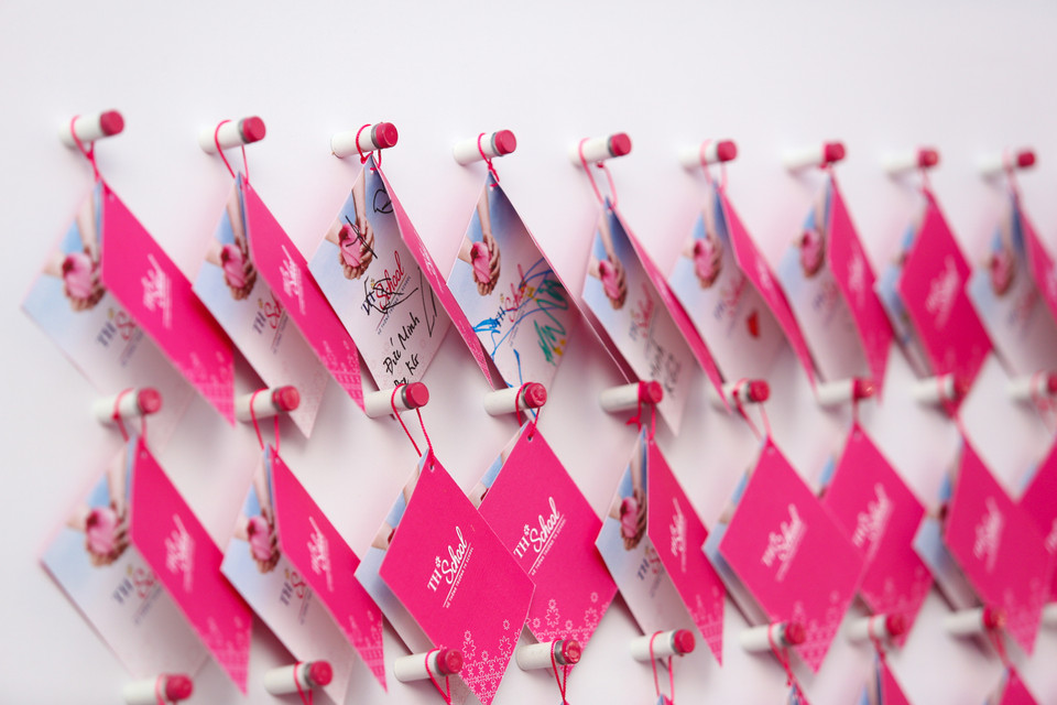 Tấm bảng ghi mục tiêu của các bạn học sinh được treo trên tấm bảng đặt giữa sân trường. (Ảnh: Minh Sơn/Vietnam+)