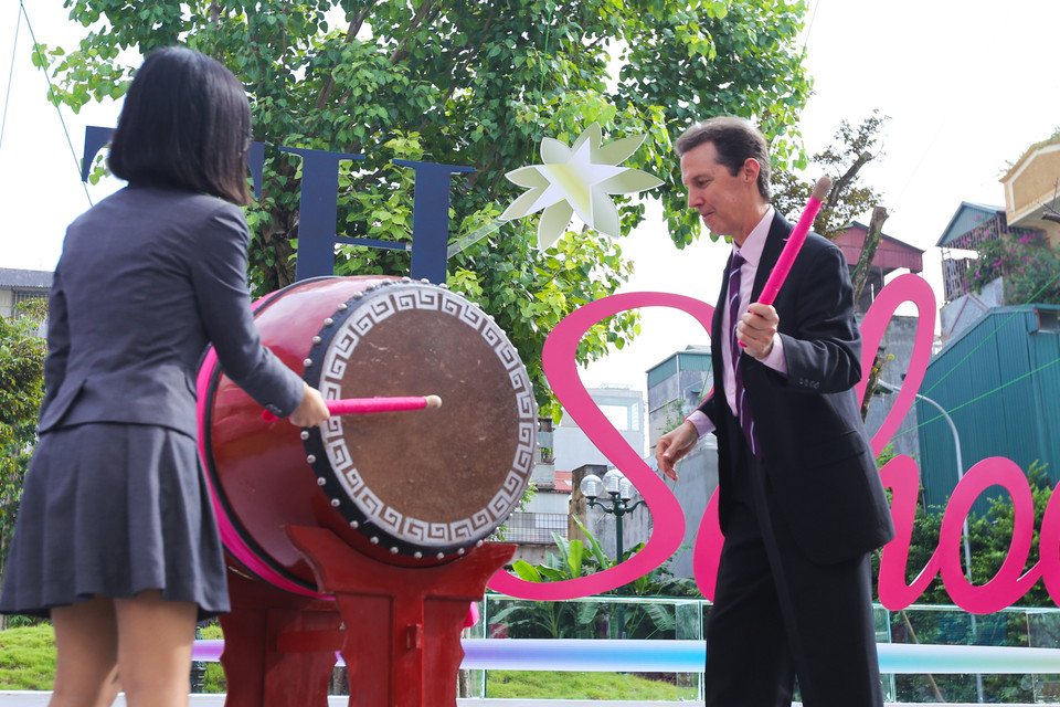 Thầy Pete Kenedy, Tổng Hiệu trưởng nhà trường đã cùng bạn Lê Hồng Thụy, Chủ tịch Hội đồng học gióng hồi trống khai trường. Tiếng trống trường vang lên trong không khí tưng bừng rộn rã của ngày khai giảng, vốn là một nét văn hóa, một truyền thống tốt đẹp của biết bao thế hệ học sinh Việt Nam. (Ảnh: Minh Sơn/Vietnam+)