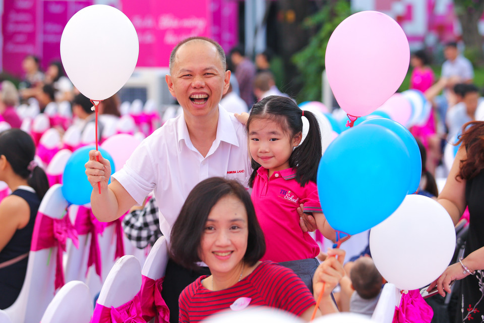 Gia đình chị Jasmine người Malaysia đầy hào hứng cùng bé Hanna 4 tuổi nhập học mẫu giáo. (Ảnh: Minh Sơn/Vietnam+)