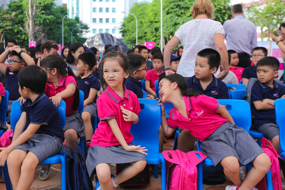 Những bé học sinh tiểu học đầy bỡ ngỡ trong ngày đầu nhập học tại ngôi trường này. (Ảnh: Minh Sơn/Vietnam+)