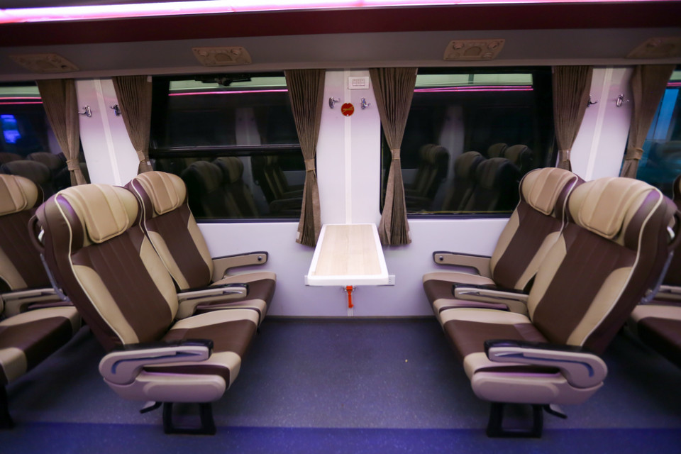 Đoàn tàu có 4 toa xe ghế mềm với 56 ghế mỗi toa. (Ảnh: Minh Sơn/Vietnam+)