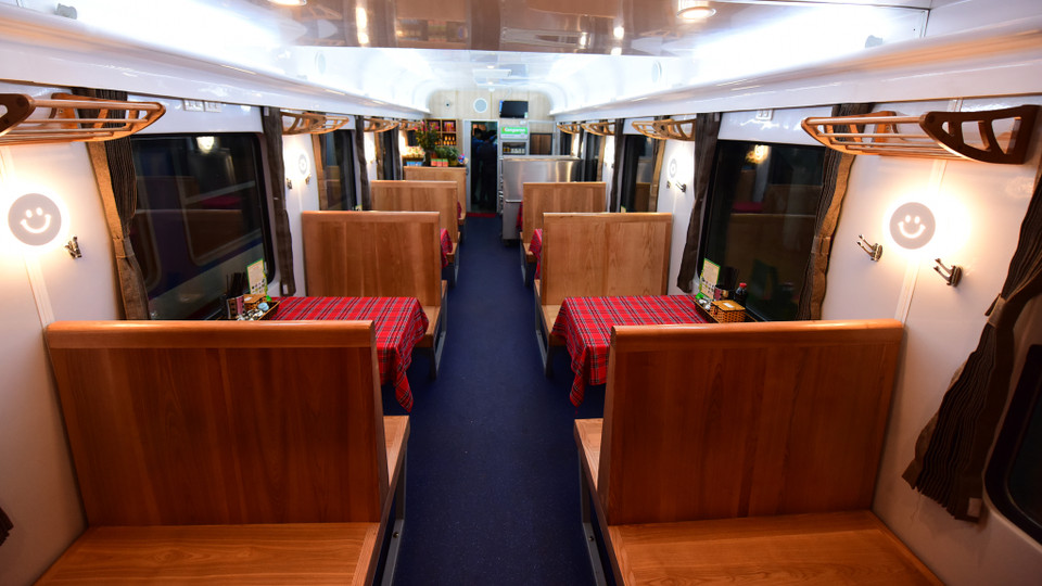 Toa căngtin được đặt ở giữa đoàn tàu để dễ dàng phục vụ hành khách từ hai đầu. (Ảnh: Minh Sơn/Vietnam+)