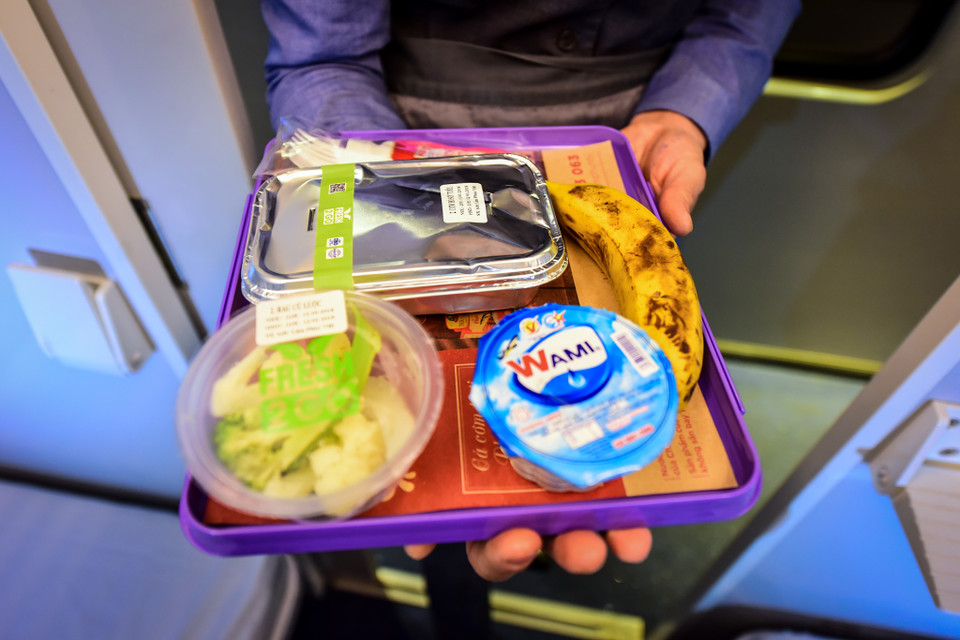 Mỗi bữa ăn sẽ có nhiều thực đơn cho hành khách lựa chọn như: Gà kho, cá basa kho, thịt kho tiêu...; bữa sáng thì có bánh bao, mì xào. Giá vé trên các tuyến tàu 5 sao này không đổi so với giá vé tàu Bắc Nam thông thường. (Ảnh: Minh Sơn/Vietnam+)