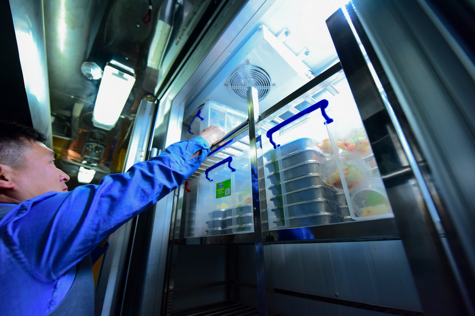 Tổng công ty Đường sắt Việt Nam cũng thí điểm phục vụ suất ăn hàng không miễn phí trên các đoàn tàu. Đây là một trong các dịch vụ mới mà đường sắt phối hợp với Công ty Cổ phần Dịch vụ hàng không sân bay Tân Sơn Nhất (SASCO) thực hiện. (Ảnh: Minh Sơn/Vietnam+)