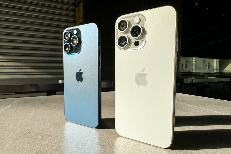 Khung viền Titanium trên iPhone 15 Pro Max giúp khối lượng máy giảm đáng kể từ 240 gram xuống 221 gram. (Ảnh: PV/Vietnam+)