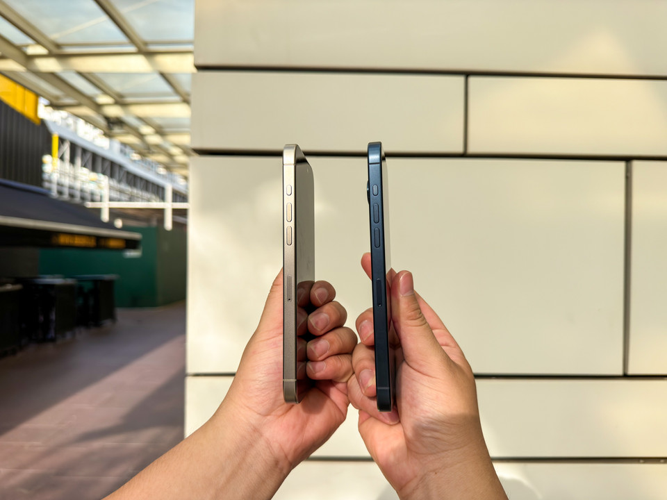 Các cạnh viền trên iPhone 15 Pro Max đã được bo cong mềm mại hơn rất nhiều. Khung viền và mặt lưng trở thành một khối liền mạch, khiến máy có cảm giác mỏng và cầm nắm tốt hơn so với thế hệ tiền nhiệm. (Ảnh: PV/Vietnam+)