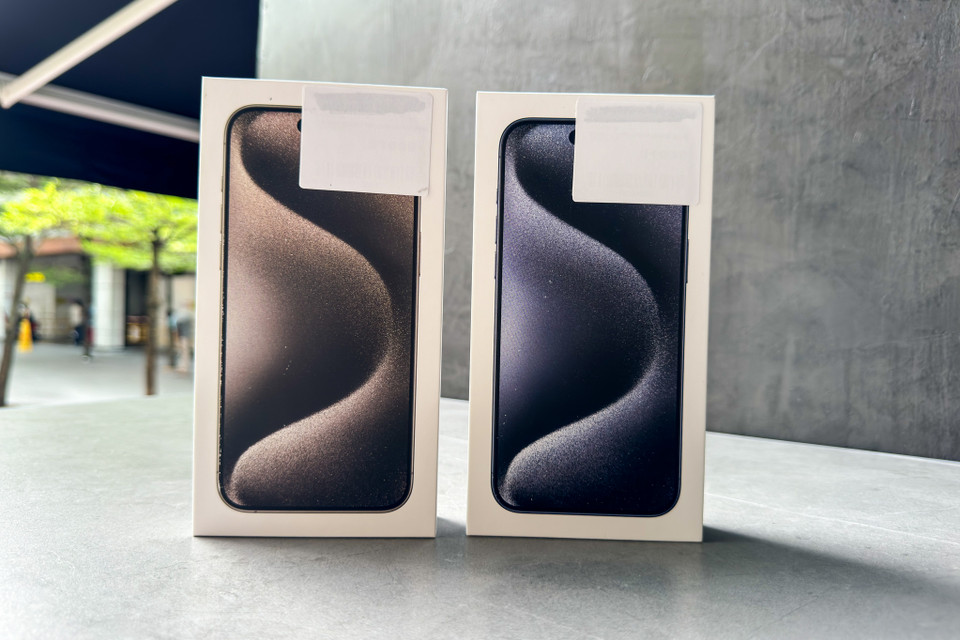 Đặc biệt, với bộ đôi iPhone 15 Pro và 15 Pro Max, nâng cấp lớn đáng chú ý phải kể đến là khung viền Titanium cùng 4 màu sắc Titan Tự nhiên, Titan Xanh, Titan Trắng và Titan Đen. (Ảnh: PV/Vietnam+)