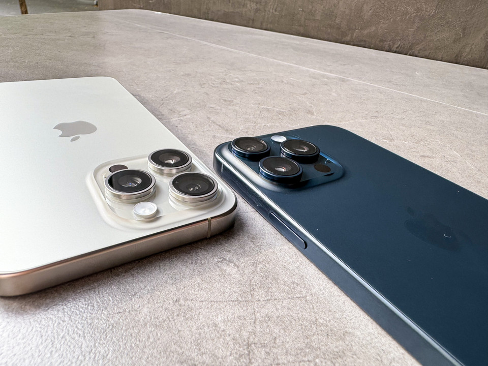 Cụm camera của 15 Pro Max nhìn qua có vẻ giống phiên bản tiền nhiệm, trông khá to và thô. (Ảnh: PV/Vietnam+)