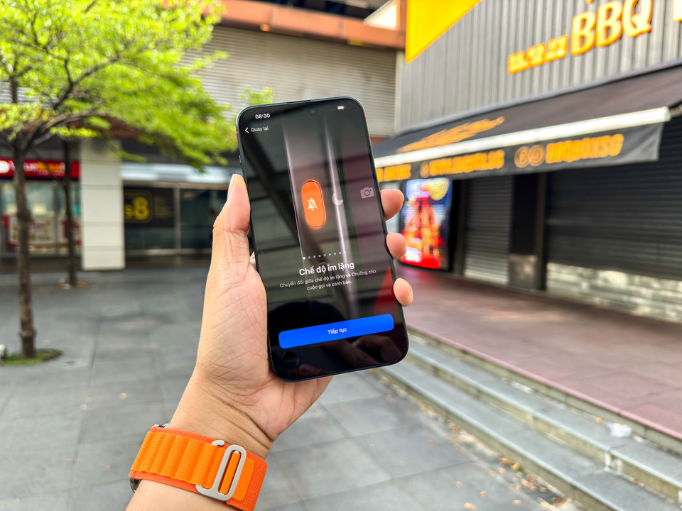 Người dùng có thể gắn các chức năng khác nhau vào nút Action này. (Ảnh: PV/Vietnam+)