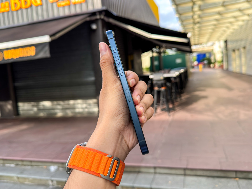 Nút Action thay cho thanh gạt biểu tượng của iPhone không phải cảm ứng lực như nhiều đồn đoán mà vẫn là nút bấm vật lý. Đây là thay đổi lớn kể từ iPhone đầu tiên ra mắt năm 2007. (Ảnh: PV/Vietnam+)