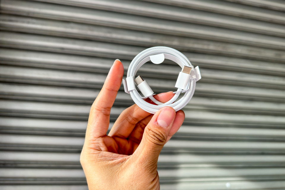 Phụ kiện bên trong máy cũng chỉ kèm một sợi cáp sạc USB-C nhưng đặc biệt năm nay toàn bộ cáp iPhone đều được bọc vải dù mang lại độ bền và dẻo dai hơn. (Ảnh: PV/Vietnam+)