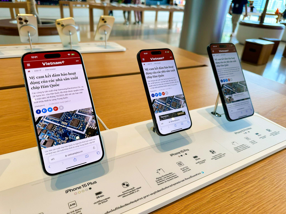 Sáng 22/9, bộ tứ iPhone 15 đã chính thức được mở bán trên toàn thế giới. Như thường lệ, mẫu iPhone 15 Pro Max luôn xếp đầu bảng về mức độ quan tâm cũng như đặt mua từ người dùng. (Ảnh: PV/Vietnam+)