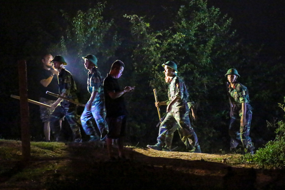 Toàn bộ quả núi được phủ xanh bởi keo, bạch đàn, thông… nằm phía sau đền Gióng. Do đặc điểm rừng phòng hộ ở Sóc Sơn trồng trên địa hình núi cao, đồi dốc… nên công tác cứu hộ cực kỳ khó khăn, khiến đám cháy kéo dài và lan rộng. (Ảnh: PV/Vietnam+)