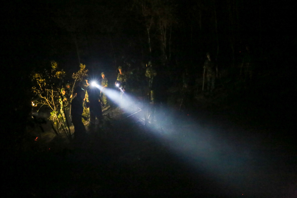 Một lý do khác khiến đám cháy lây lan, đó là lửa nổi lên ở nhiều điểm, lan cục bộ sau đó chạy thành vệt, ôm lấy cả khoảnh rừng hàng chục hecta. (Ảnh: PV/Vietnam+)