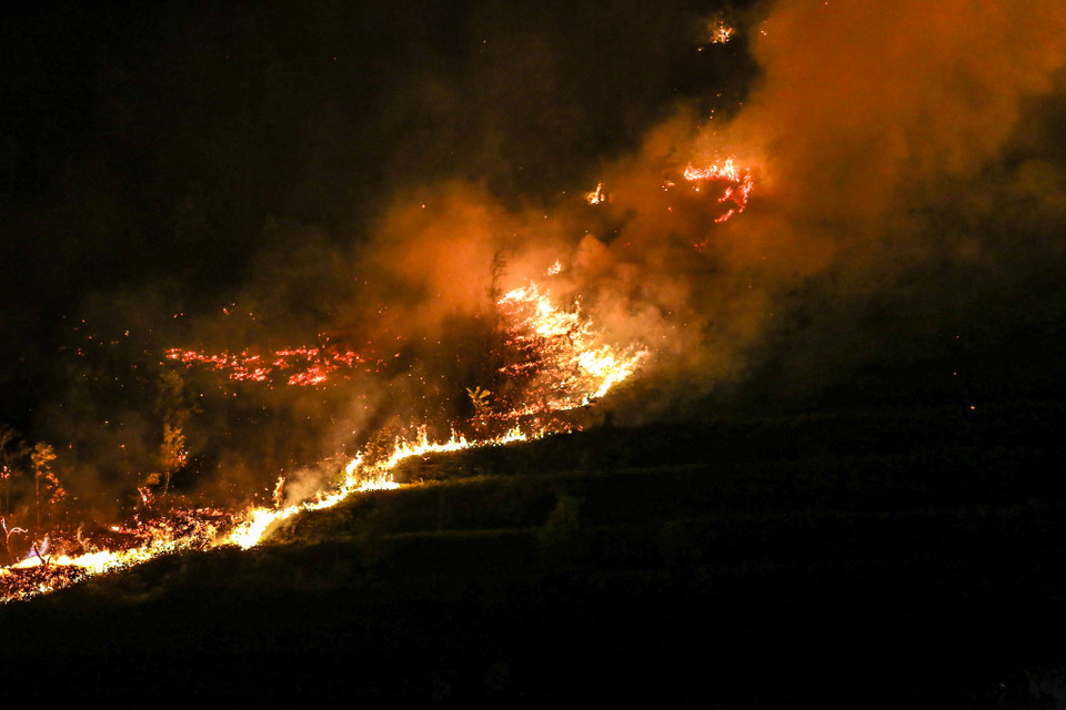 Từ đường 35 là lối đi vào Khu xử lý chất thải Nam Sơn, có thể nhận thấy những thảm rừng bị cháy ngùn ngụt. (Ảnh: PV/Vietnam+)