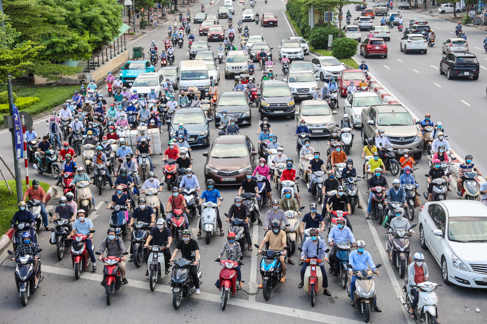 Sau khi Hà Nội tháo dỡ 39 chốt kiểm soát dịch trong phân vùng 1 (vùng đỏ), các phương tiện tham gia giao thông đã có thể dễ dàng di chuyển trong nội đô. (Ảnh: Minh Sơn/Vietnam+)