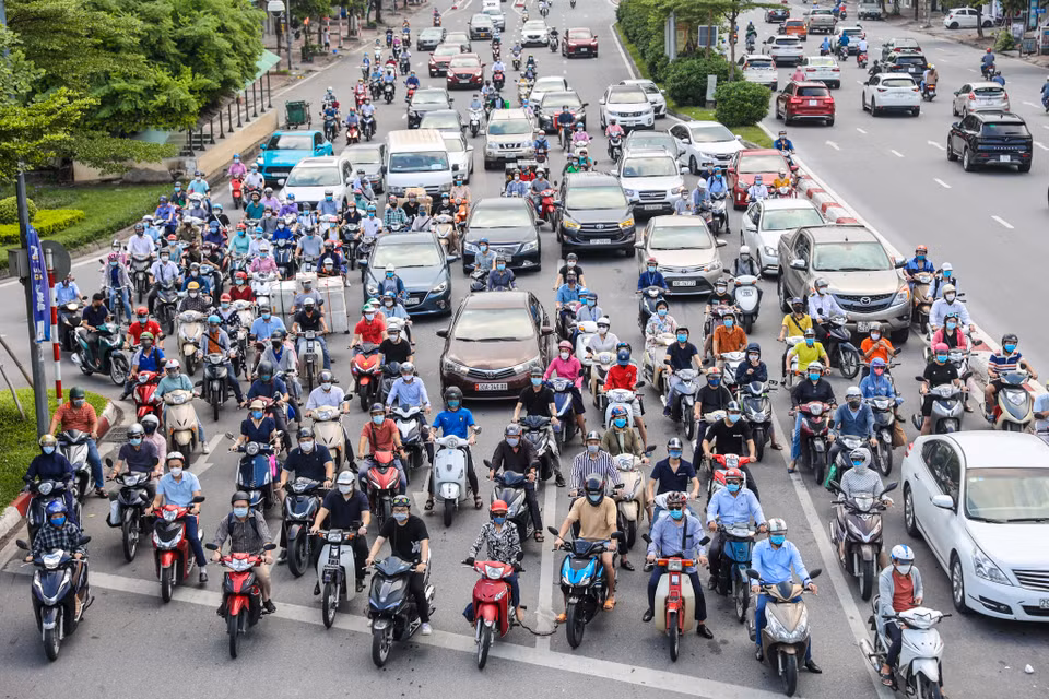 Sau khi Hà Nội tháo dỡ 39 chốt kiểm soát dịch trong phân vùng 1 (vùng đỏ), các phương tiện tham gia giao thông đã có thể dễ dàng di chuyển trong nội đô. (Ảnh: Minh Sơn/Vietnam+)