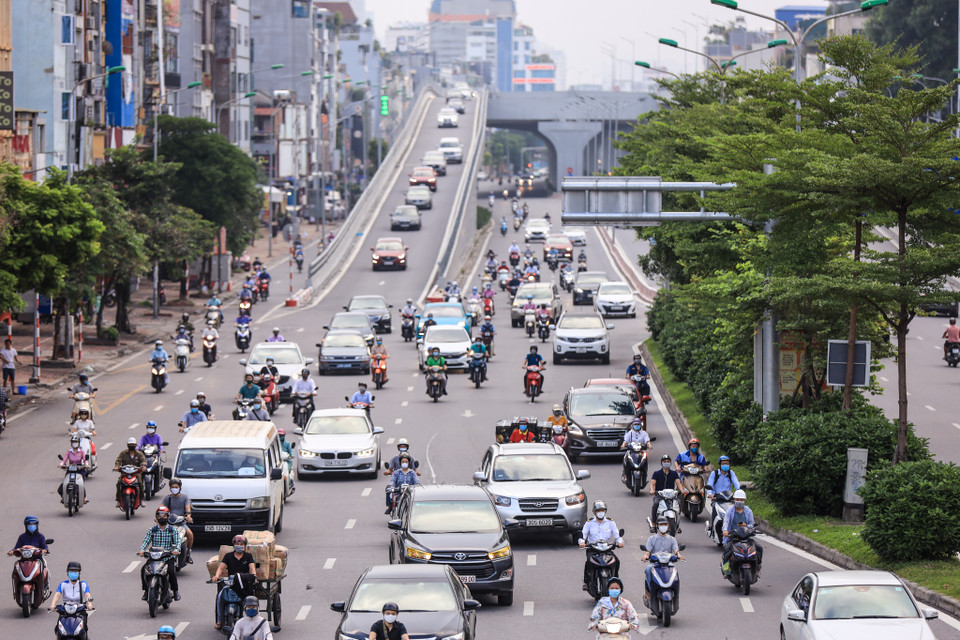 Tại khu vực Ngã Tư Sở, các phương tiện tham gia giao thông tham gia với mật độ đông đúc hơn thường ngày. (Ảnh: Minh Sơn/Vietnam+)