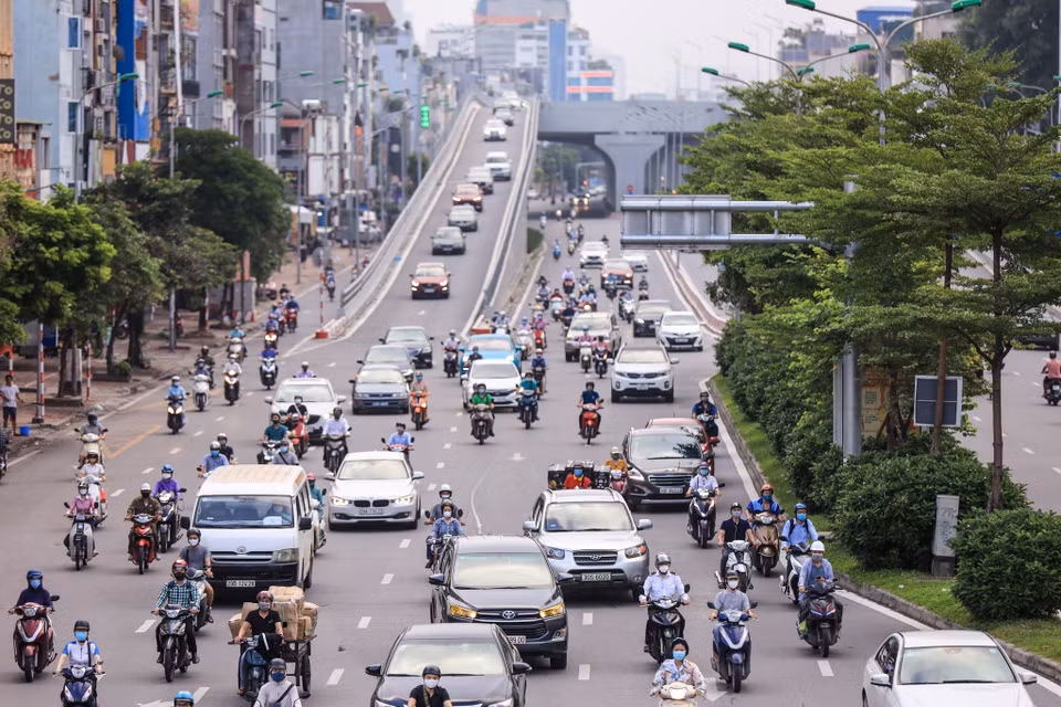 Tại khu vực Ngã Tư Sở, các phương tiện tham gia giao thông tham gia với mật độ đông đúc hơn thường ngày. (Ảnh: Minh Sơn/Vietnam+)