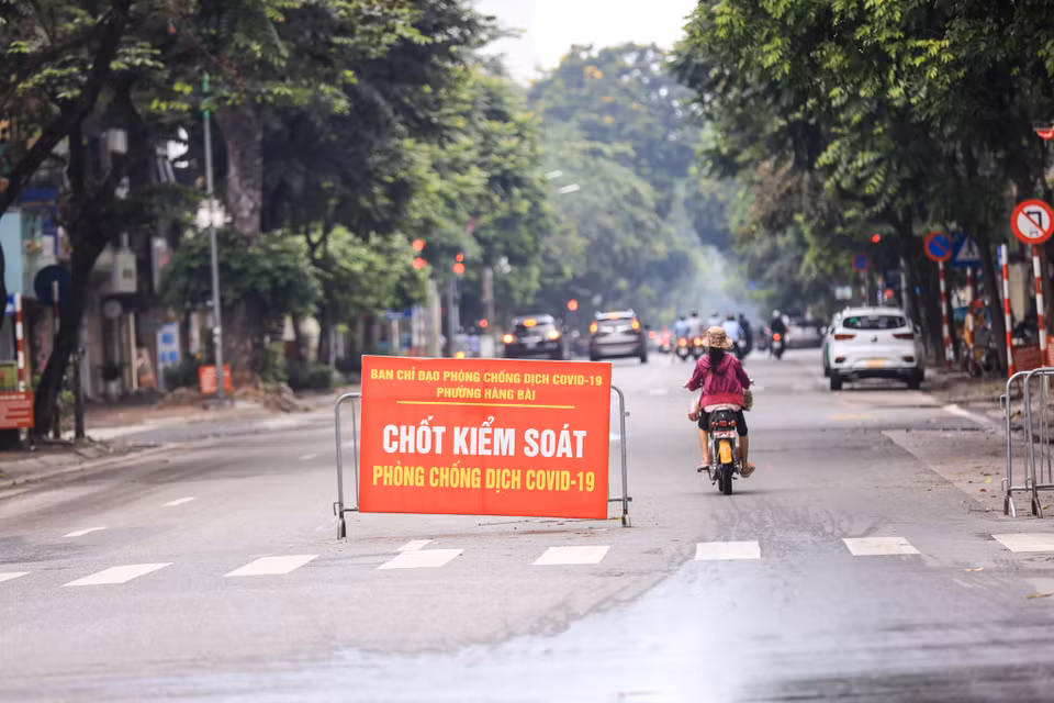 Khu vực phố Huế, lực lượng chức năng vẫn duy trì chốt kiểm soát dịch. (Ảnh: Minh Sơn/Vietnam+)