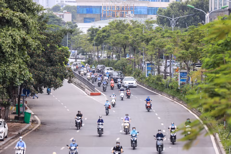 Cùng với đó, lực lượng chức năng cũng dừng kiểm tra giấy đi đường trong 'vùng xanh.'(Ảnh: Minh Sơn/Vietnam+)