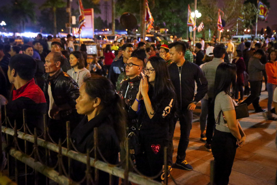 Một số người đã vái vọng từ bên ngoài. (Ảnh: PV/Vietnam+)